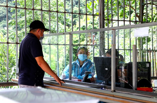 Lái xe khai báo y tế tại chốt kiểm dịch số 1 đặt tại đèo Chuối, Quốc lộ 20, Đạ Huoai, tỉnh Lâm Đồng. Nguồn: Báo Lâm Đồng