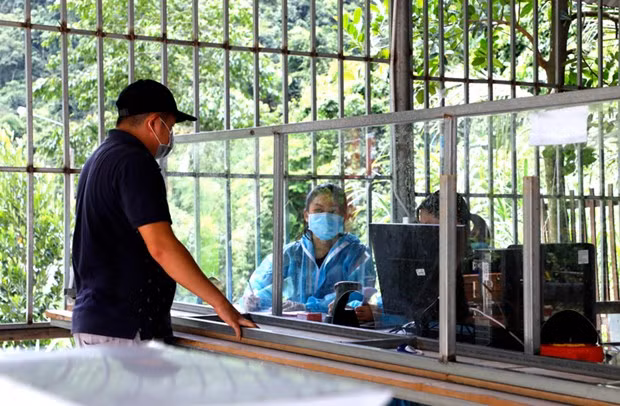 Lái xe khai báo y tế tại chốt kiểm dịch số 1 đặt tại đèo Chuối, Quốc lộ 20, Đạ Huoai, tỉnh Lâm Đồng. Nguồn: Báo Lâm Đồng