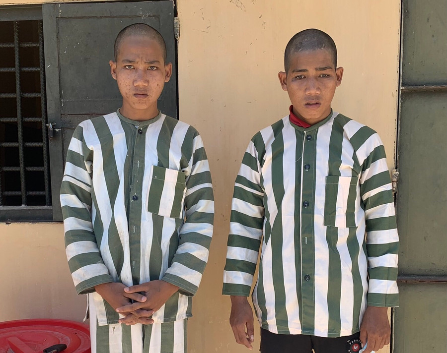 2 đối tượng: Trương (bìa phải) và Nghĩa tại cơ quan Công an. Ảnh: Văn Đông 2 anh em Trương (phải) và Nghĩa tại cơ quan Công an. Ảnh: Văn Đông