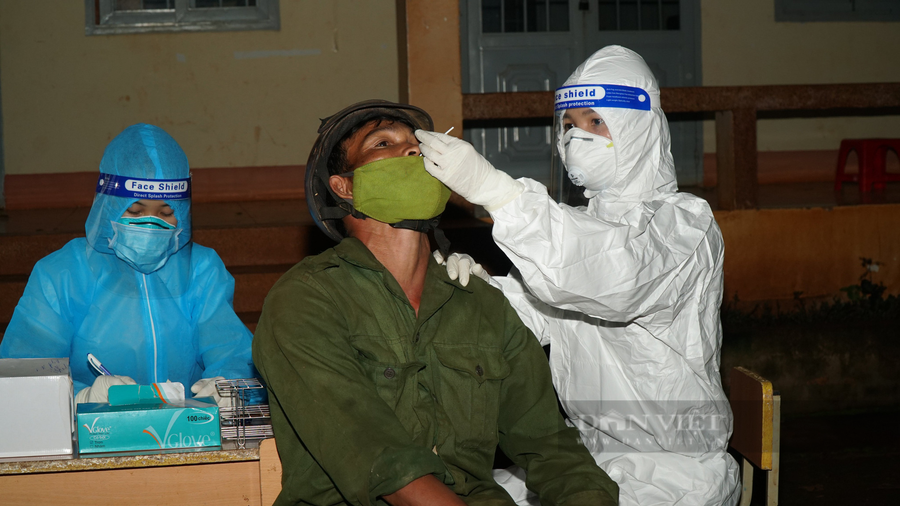 Ngành y tế xuyên đêm truy vết, lấy mẫu xét nghiệm cho những người liên quan đến chùm ca bệnh tại xã Cư Né. Ảnh: M.L