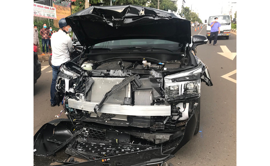 Chiếc ô tô bán tải đã liên tiếp lùi xe tông vào đầu của xe Huyndai SantaFe. Ảnh: Văn Ngọc Chiếc ô tô bán tải đã liên tiếp lùi xe tông vào đầu của xe Huyndai SantaFe. Ảnh: Văn Ngọc