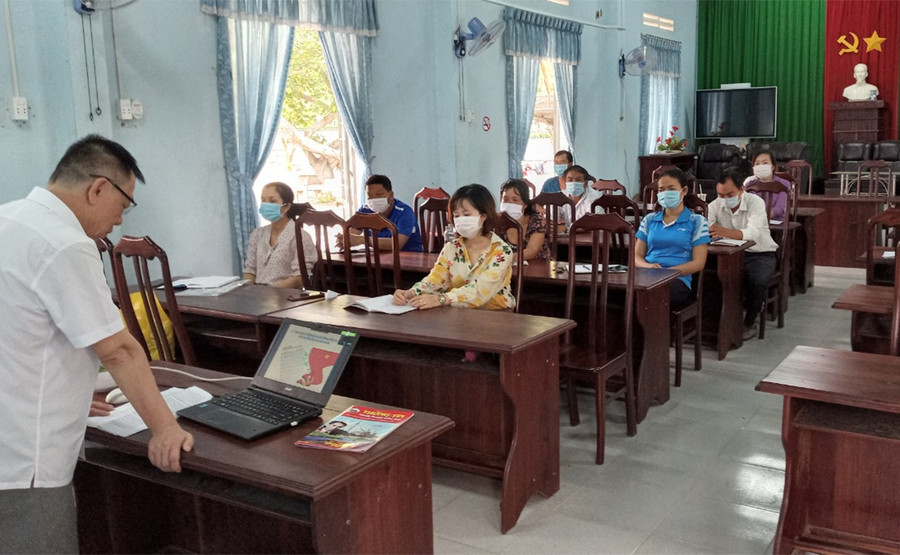 Quang cảnh lớp bồi dưỡng chính trị hè năm 2021 theo hình thức trực tuyến tại 1 điểm cầu ở huyện Ia Pa. Ảnh: Hoàng Hiền Quang cảnh lớp bồi dưỡng chính trị hè năm 2021 theo hình thức trực tuyến. Hoàng Hiền