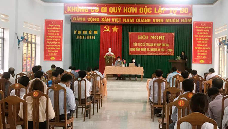 Quang cảnh buổi tiếp xúc cử tri. Ảnh: Minh Ngân  Quang cảnh buổi tiếp xúc. Ảnh: Minh Ngân