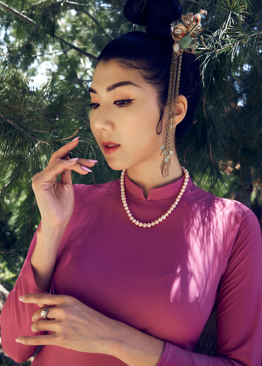 Trong dịp lễ Vu Lan năm nay, Ngọc Quyên và mẹ không thể đoàn tụ với nhau vì dịch Covid-19 nên cô muốn diện áo dài, đi lễ chùa để cầu mong sức khỏe và bình an cho người thân. Đặc biệt là mẹ của cô vì bà đang sinh sống ở TP.HCM, nơi dịch bệnh đang bùng phát mạnh mẽ. Ảnh: NVCC