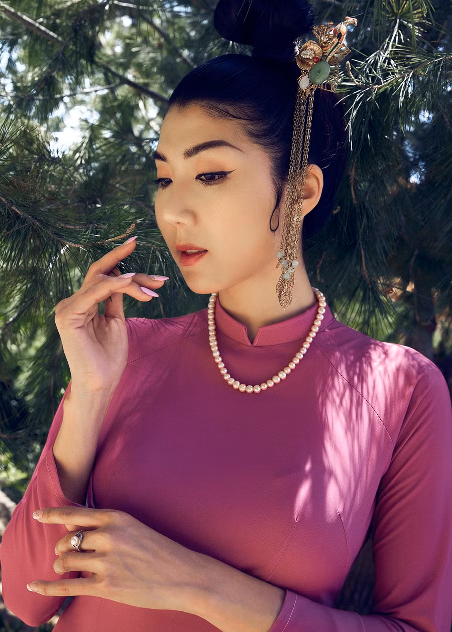 Trong dịp lễ Vu Lan năm nay, Ngọc Quyên và mẹ không thể đoàn tụ với nhau vì dịch Covid-19 nên cô muốn diện áo dài, đi lễ chùa để cầu mong sức khỏe và bình an cho người thân. Đặc biệt là mẹ của cô vì bà đang sinh sống ở TP.HCM, nơi dịch bệnh đang bùng phát mạnh mẽ. Ảnh: NVCC