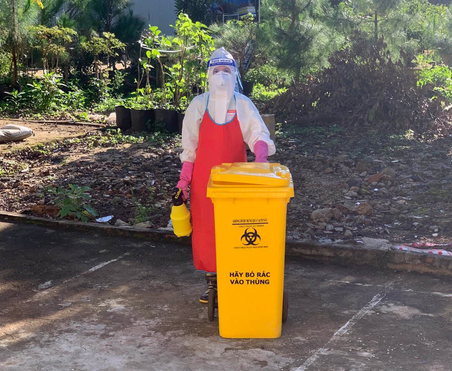 Tất cả rác thải phát sinh tại Bệnh viện điều trị covid-19 cơ sở 3 đều được thu gom vào thùng đựng màu vàng, có lót túi, buộc chặt miệng và phun khử khuẩn trước khi đưa về kho để đơn vị hợp đồng thu gom mang đi xử lý