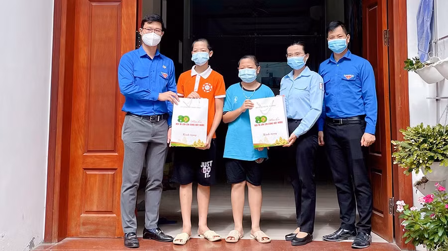 Thanh niên tặng quà cho trẻ em khó khăn trong mùa dịch Covid-19. Ảnh: NVCC