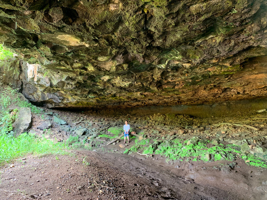 19-8 Bên trong vòm hang rộng lớn dưới chân thác Nhà Thương-ảnh P.L