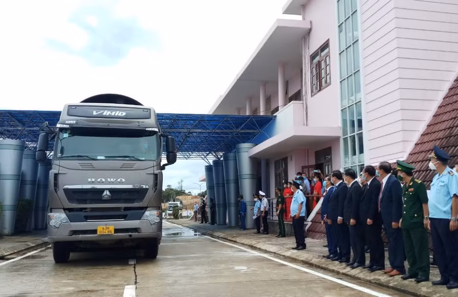 Thông quan xe qua cửa khẩu. ẢNH: NAM THỊNH