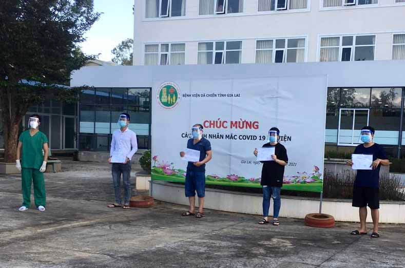 Nhân viên y tế trao quyết định xuất viện cho các bệnh nhân chiều 12-8. Ảnh: Như Nguyện