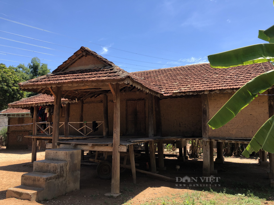 Bên cạnh các ngôi nhà rông, nhà sàn tại làng du lịch Kon Kơ Tu còn có những ngôi nhà khung gỗ, vách trát bùn đất ngày xưa...