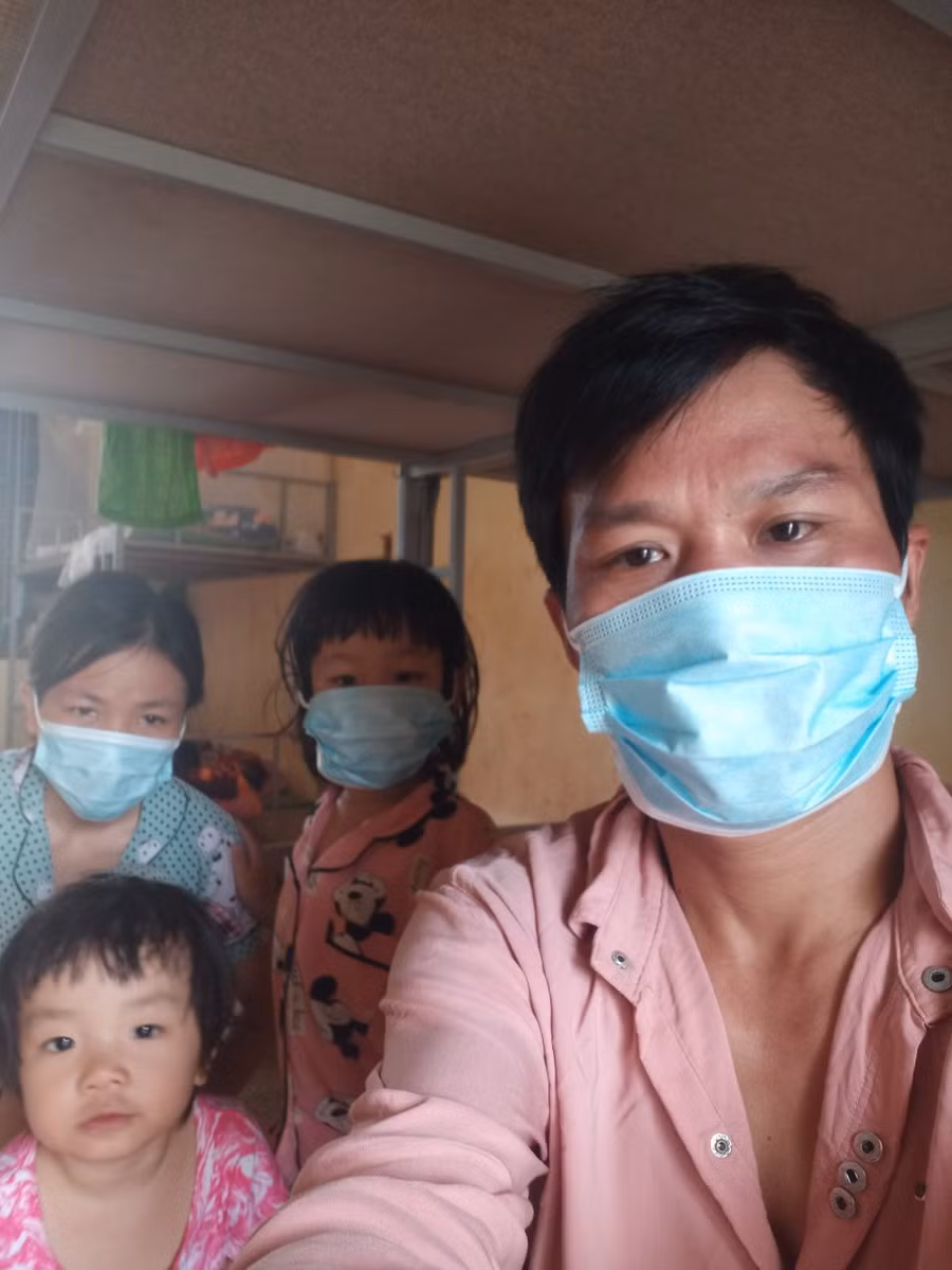 Gia đình anh Lê Bá Chí trong khu cách ly tập trung tại huyện Hướng Hoá sau quá trình hồi hương đáng nhớ. Ảnh: NVCC