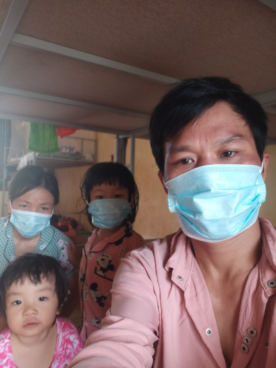 Gia đình anh Lê Bá Chí trong khu cách ly tập trung tại huyện Hướng Hoá sau quá trình hồi hương đáng nhớ. Ảnh: NVCC