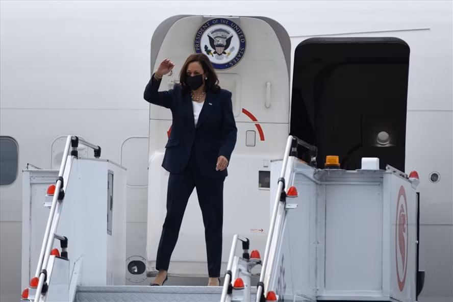 Phó Tổng thống Mỹ Kamala Harris tới Singapore ngày 22.8. Ảnh: AFP