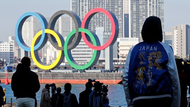 Vòng tròn biểu tượng Olympic được vận chuyển trên vịnh Tokyo, bên ngoài công viên nước Odaiba. (Ảnh: AFP)  Vòng tròn biểu tượng Olympic được vận chuyển trên vịnh Tokyo, bên ngoài công viên nước Odaiba. (Ảnh: AFP)
