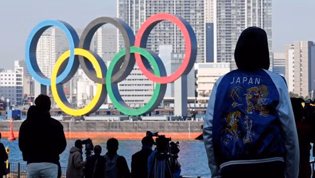  Vòng tròn biểu tượng Olympic được vận chuyển trên vịnh Tokyo, bên ngoài công viên nước Odaiba. (Ảnh: AFP)