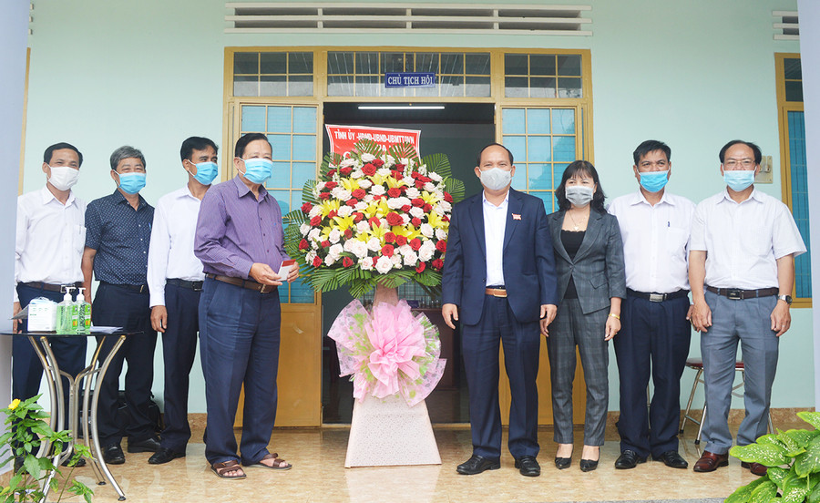  Phó Bí thư Tỉnh ủy Rah Lan Chung thăm, tặng quà Hội Nạn nhân chất độc da camdioxin. Ảnh: Anh Huy