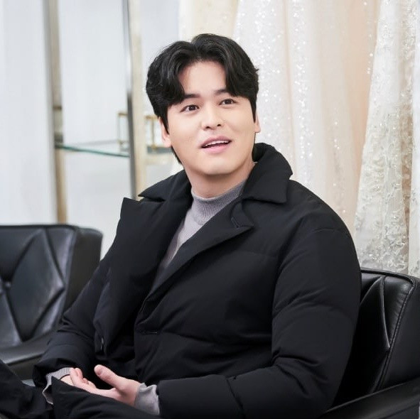 Ngoài đóng phim, sao nam còn tham gia một số chương trình giải trí. Trong số đó, gây ấn tượng nhất là sự kết hợp của anh với Eunjung (T-ara) trong mùa thứ 3 của chương trình thực tế hôn nhân giả tưởng “We Got Married“. Ảnh: Cắt phim.