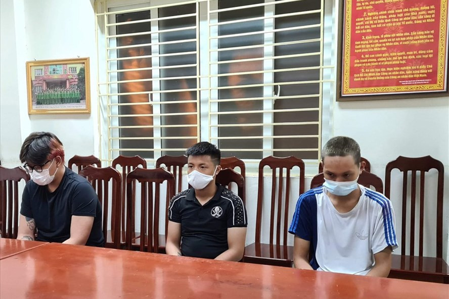 Khánh - chủ mưu vụ cướp xe máy của nữ lao công (ở giữa) và Nguyễn Huy Hoàng (ngoài cùng bên phải). Ảnh: Y.Hưng Khánh - chủ mưu vụ cướp xe máy của nữ lao công (ở giữa) và Nguyễn Huy Hoàng (ngoài cùng bên phải). Ảnh: Y.Hưng