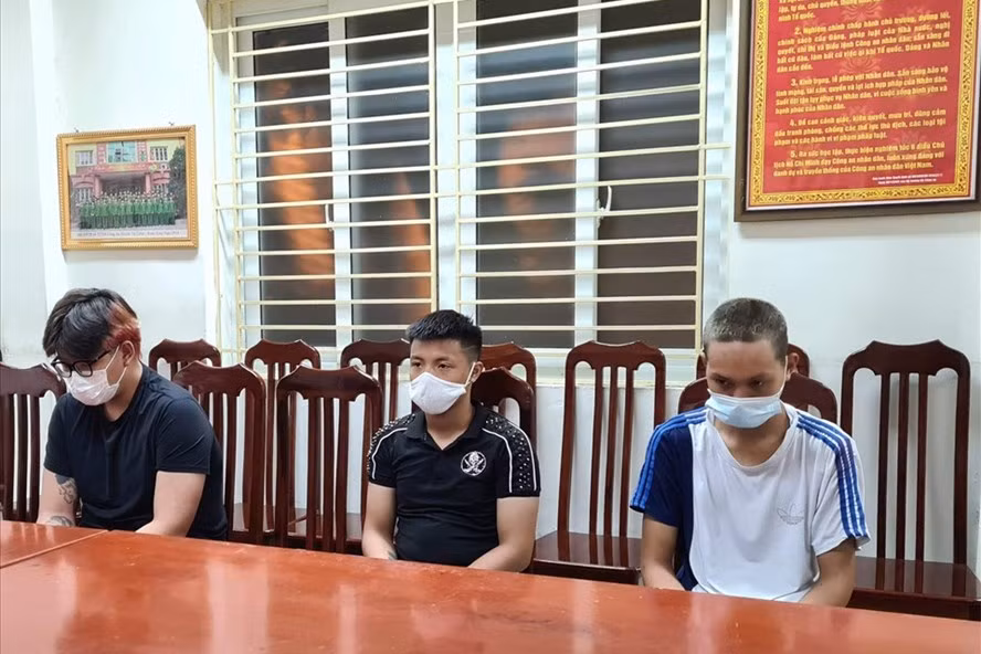 Khánh - chủ mưu vụ cướp xe máy của nữ lao công (ở giữa) và Nguyễn Huy Hoàng (ngoài cùng bên phải). Ảnh: Y.Hưng