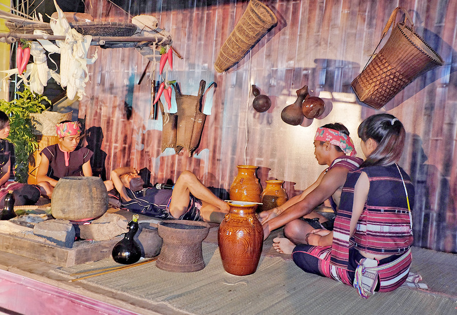 Tái hiện không gian hát kể sử thi của người Bahnar. Ảnh: Hoàng Ngọc