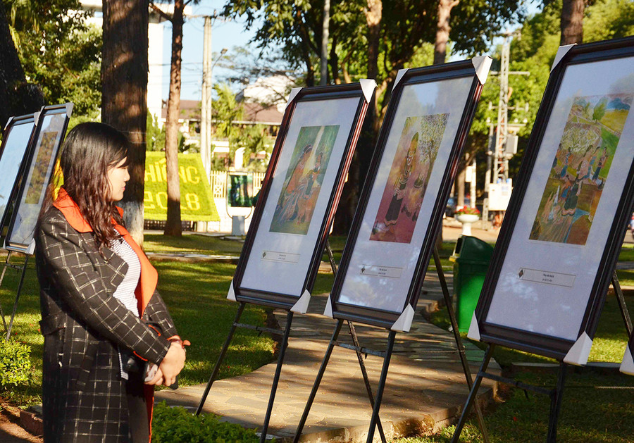 Triển lãm trưng bày 150 tranh, ảnh, tư liệu về cuộc đời và sự nghiệp của họa sĩ Xu Man. Ảnh: Phương Linh