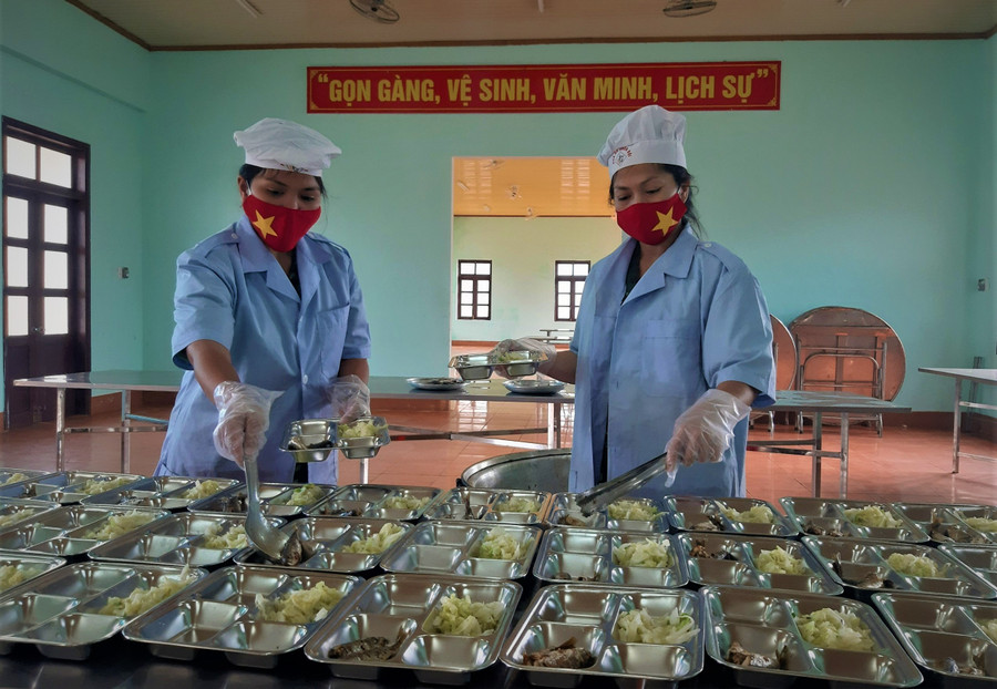 Các nữ quân nhân chuẩn bị bữa cơm cho công dân cách ly tập trung tại Trung tâm Huấn luyện, Giáo dục Quốc phòng-An ninh, Trung đoàn Bộ binh 991, Bộ Chỉ huy Quân sự tỉnh. Ảnh: Phan Lài