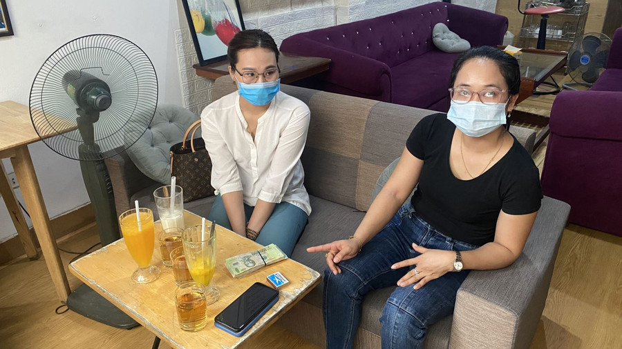 Vũ Thị Oanh (áo trắng) và Nguyễn Thị Loan bị bắt quả tang đang nhận tiền tại quán cà phê Tùng Lâm- Ảnh Xuân Yến Vũ Thị Oanh (áo trắng) và Nguyễn Thị Loan bị bắt quả tang đang nhận tiền tại quán cà phê Tùng Lâm- Ảnh Xuân Yến