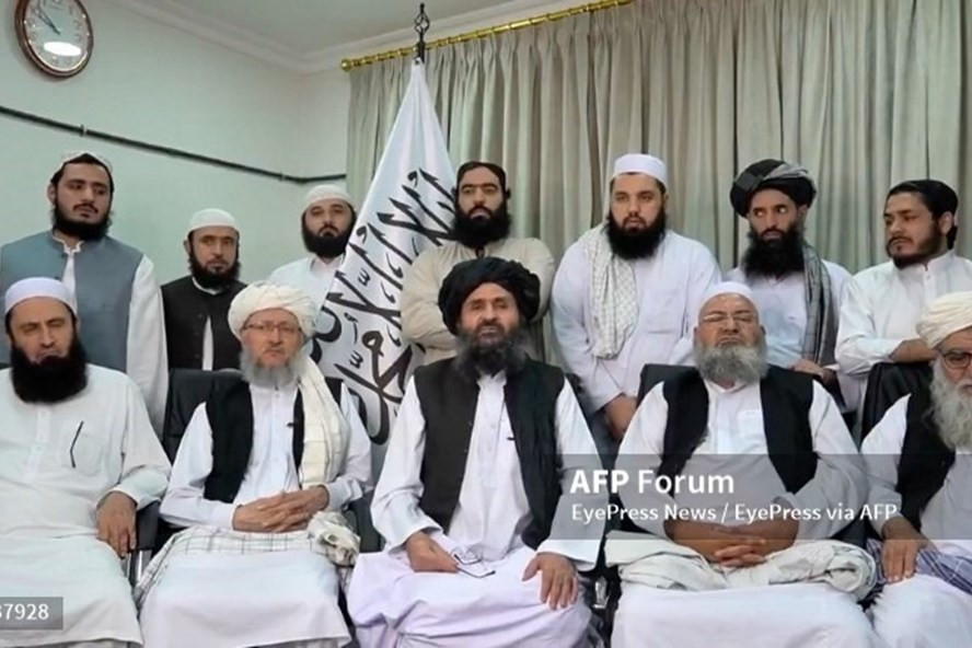  Thủ lĩnh Taliban Mullah Baradar Akhund (phía trước, giữa) phát biểu mừng chiến thắng tại Kabul của Afghanistan hôm 15.8. Ảnh: AFP