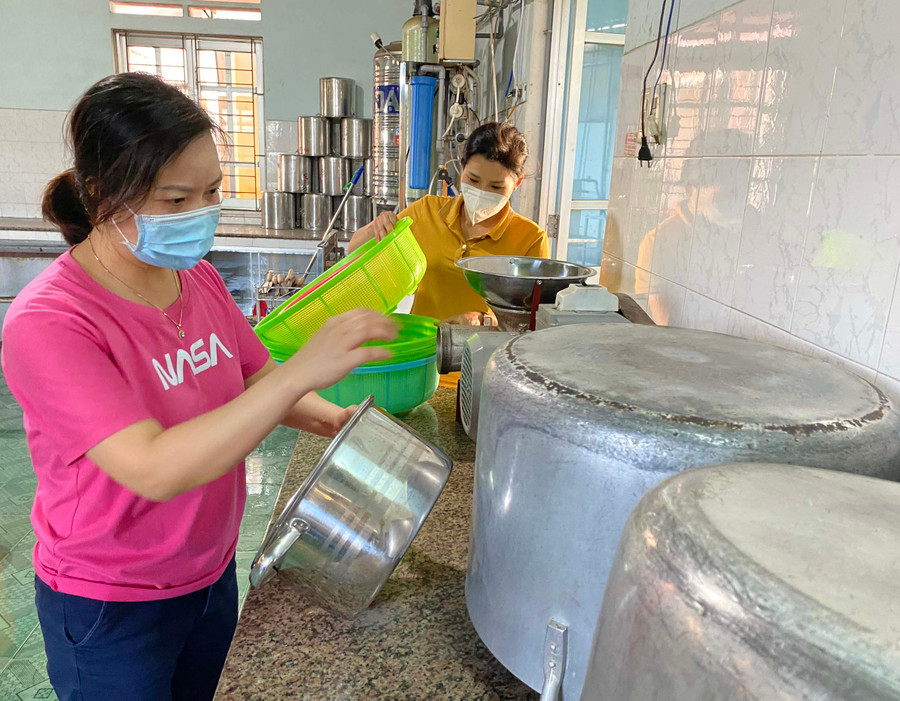Các cơ sở giáo dục tổng dọn vệ sinh trường lớp, bếp ăn bán trú để chuẩn bị bước vào năm học mới 2021-2022. Ảnh: Mộc Trà