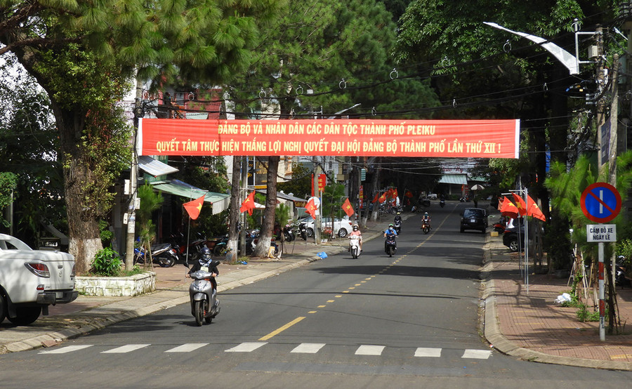 Tuyên truyền thực hiện Nghị quyết Đại hội Đảng bộ TP. Pleiku lần thứ XII (nhiệm kỳ 2020-2025). Ảnh: Thanh Nhật Tuyên truyền thực hiện Nghị quyết Đại hội Đảng bộ TP .Pleiku lần thứ XII nhiệm kỳ 2020-2025. Ảnh: Thanh Nhật