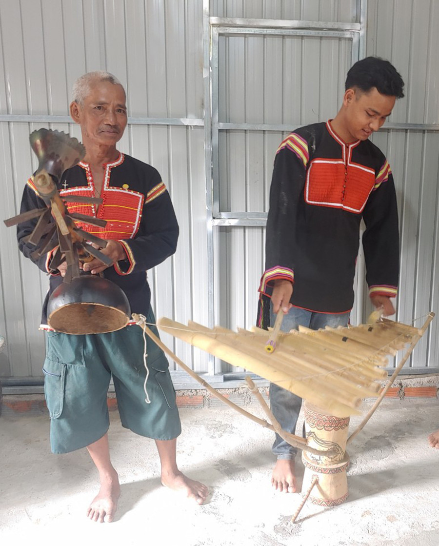 Ông Siu A Nhuel và con trai tập luyện các nhạc cụ truyền thống của người Jrai. Ảnh: R'Ô HOK Ông Siu A Nhuel và con trai tập luyện các nhạc cụ truyền thống của người Jrai. Ảnh: R'Ô HOK