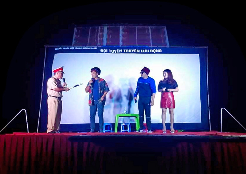 Một tiết mục kịch thông tin được Đội Tuyên truyền lưu động-Nhà hát Ca múa nhạc tổng hợp Đam San biểu diễn ở cơ sở. Ảnh: Lam Nguyên