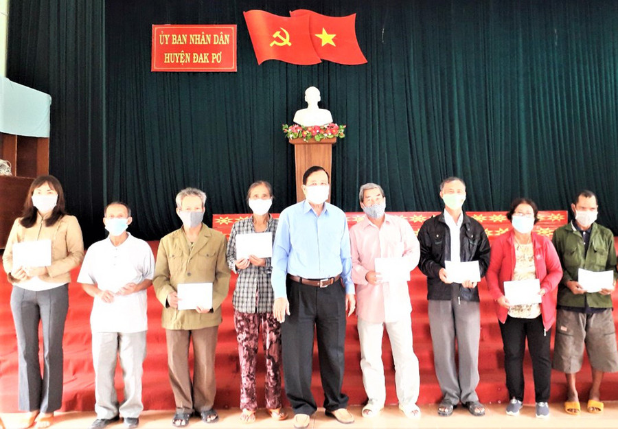  Ông Bùi Thanh Hoàng-Chủ tịch Hội Nạn nhân chất độc da cam/dioxin tỉnh tặng quà cho các nạn nhân da cam huyện Đak Pơ. Ảnh: Đinh Yến