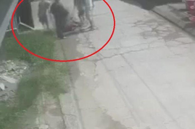 Hình ảnh từ camera giám sát cho thấy nạn nhân bị 5 người khác bắt giữ, đánh đập - Ảnh: Mạnh Dũng Hình ảnh từ camera giám sát cho thấy nạn nhân bị 5 người khác bắt giữ, đánh đập - Ảnh: Mạnh Dũng