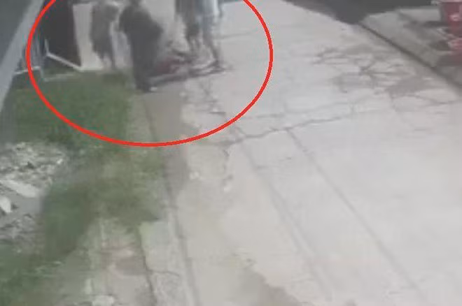 Hình ảnh từ camera giám sát cho thấy nạn nhân bị 5 người khác bắt giữ, đánh đập - Ảnh: Mạnh Dũng