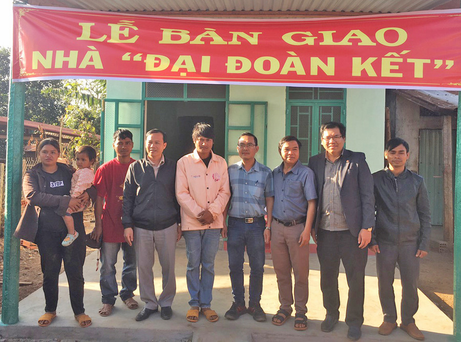 Ủy ban MTTQ Việt Nam huyện Mang Yang trao nhà “Đại đoàn kết” cho hộ nghèo dân tộc thiểu số ở xã Lơ Pang (ảnh chụp đầu năm 2021). Ảnh: Thanh Nhật Ủy ban MTTQ Việt Nam huyện Mang Yang trao nhà “Đại đoàn kết” cho hộ nghèo dân tộc thiểu số ở xã Lơ Pang (ảnh chụp đầu năm 2021). Ảnh: Thanh Nhật