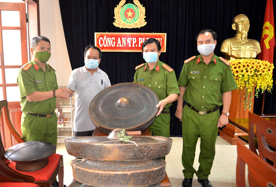  Đại tá Dương Văn Long (bìa phải)-Phó Giám đốc Công an tỉnh và lãnh đạo các đơn vị phá án tại buổi trao trả bộ cồng chiêng cho đại diện Giáo họ Pleiku Roh. Ảnh: Hữu Trường