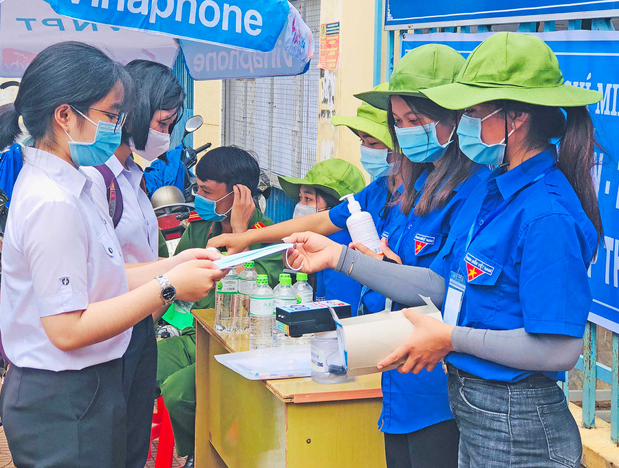 Tiếp sức mùa thi là chương trình ý nghĩa trong Chiến dịch thanh niên tình nguyện hè năm 2021. Ảnh: Phan Lài