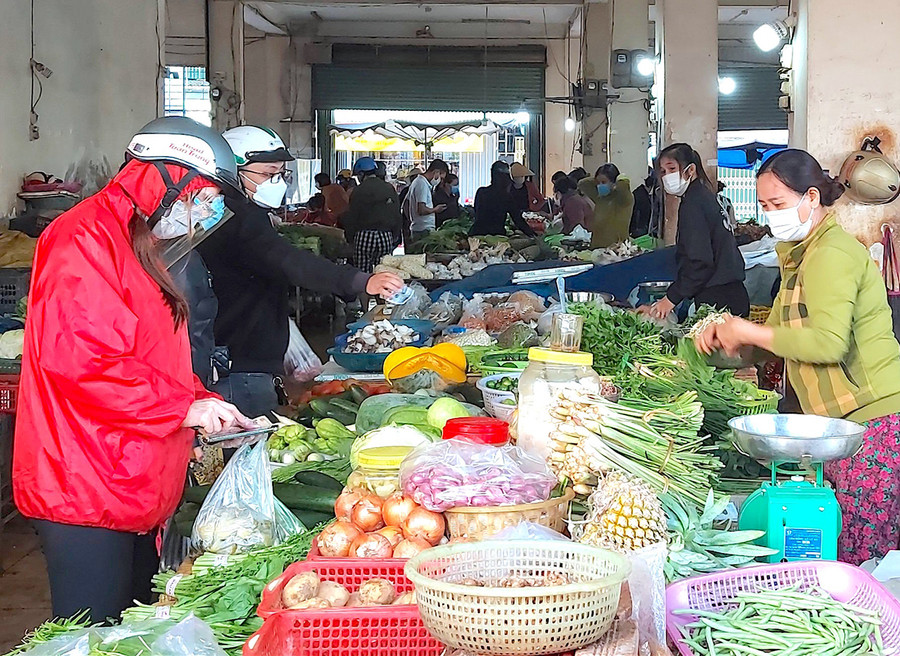 Tại Chợ Phù Đổng, khách mua và tiểu thương chưa thực hiện giãn cách theo quy định phòng-chống dịch Covid-19. Ảnh: Nguyễn Tú