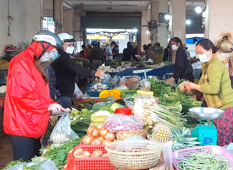 Tại Chợ Phù Đổng, khách mua và tiểu thương chưa thực hiện giãn cách theo quy định phòng-chống dịch Covid-19. Ảnh: Nguyễn Tú