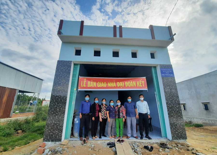  Ông Huỳnh Minh Thiện-Ủy viên Ban Thường vụ Thị ủy, Trưởng ban Dân vận Thị ủy, Chủ tịch Ủy ban MTTQ thị xã An Khê (thứ 2 phải sang) dự lễ bàn giao nhà tình nghĩa cho gia đình chị Thân Thị Thừa. Ảnh: Ngọc Anh 