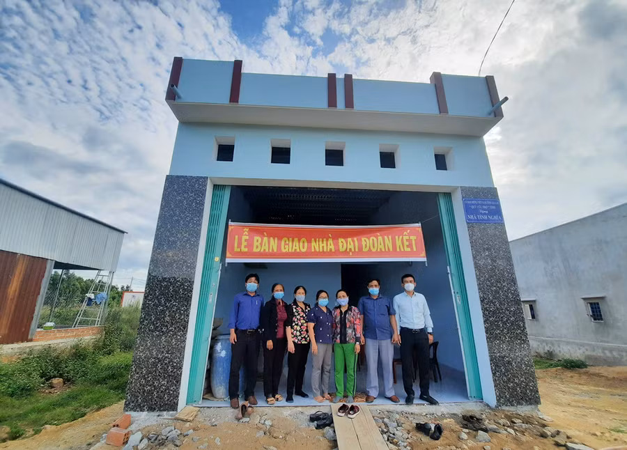  Ông Huỳnh Minh Thiện-Ủy viên Ban Thường vụ Thị ủy, Trưởng ban Dân vận Thị ủy, Chủ tịch Ủy ban MTTQ thị xã An Khê (thứ 2 phải sang) dự lễ bàn giao nhà tình nghĩa cho gia đình chị Thân Thị Thừa. Ảnh: Ngọc Anh 