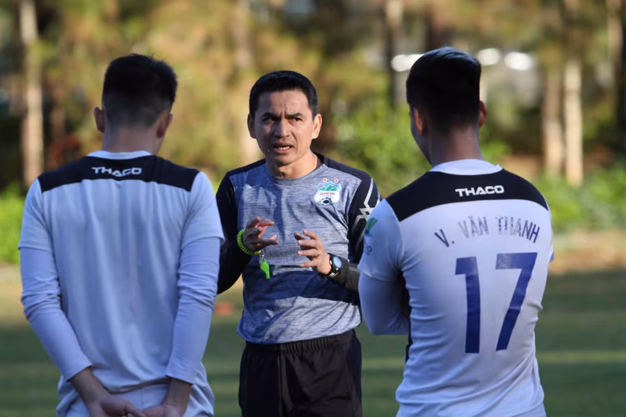 HLV Kiatisak vẫn giao các bài tập online cho các cầu thủ trong thời gian nghỉ