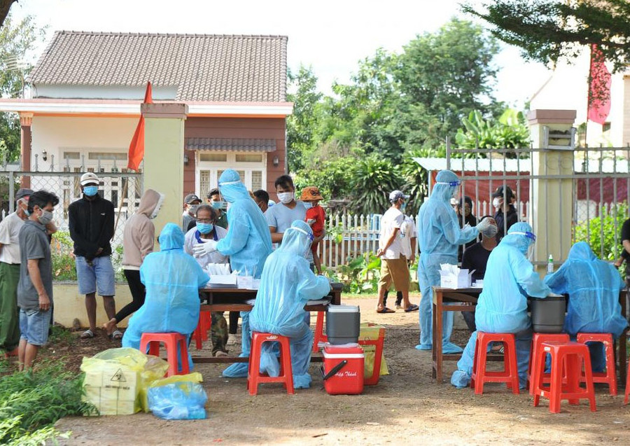 Cơ quan y tế lấy mẫu xét nghiệm tầm soát Covid-19 tại thôn 6, xã Cư Êbur. Ảnh: Kim Oanh