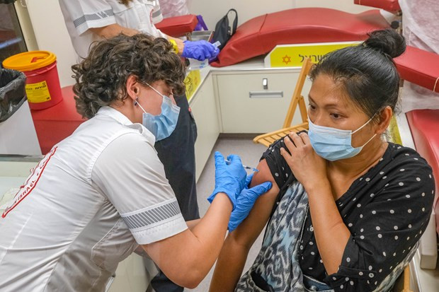  Nhân viên y tế tiêm vaccine cho người dân tại Tel Aviv. (Ảnh: Quang Minh/TTXVN)