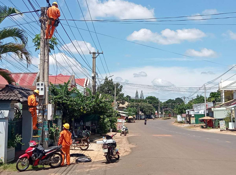 Công nhân Điện lực Chư Prông lắp công tơ cho khách hàng