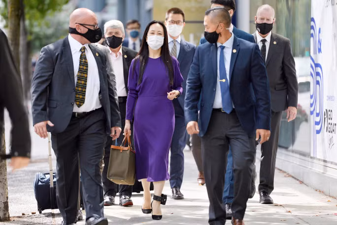 Bà Mạnh Vãn Chu trở lại tòa sau khi nghỉ trưa. Ảnh: Reuters