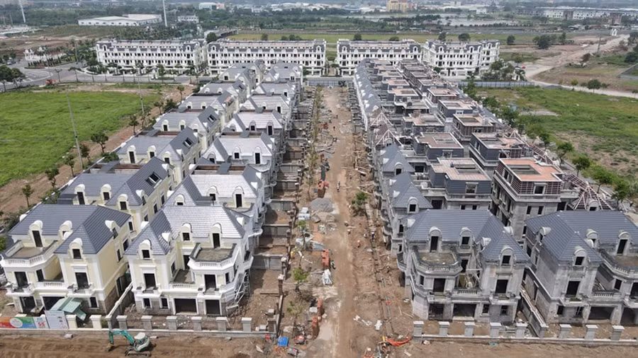 Theo Bộ Xây dựng, các địa phương cần căn cứ vào tình hình thực tế để cho phép các công trình được tiếp tục xây dựng trong thời gian dịch bệnh Covid-19 bùng phát phức tạp. Ảnh Lê Quân