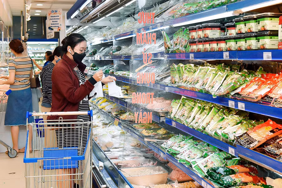 1. Siêu thị Co.op Mart Pleiku chủ động nguồn hàng phục vụ nhu cầu mua sắm của người dân.